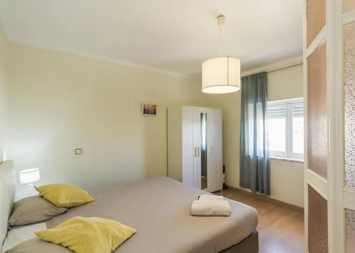 Avenue * Ferrel (Leiria)